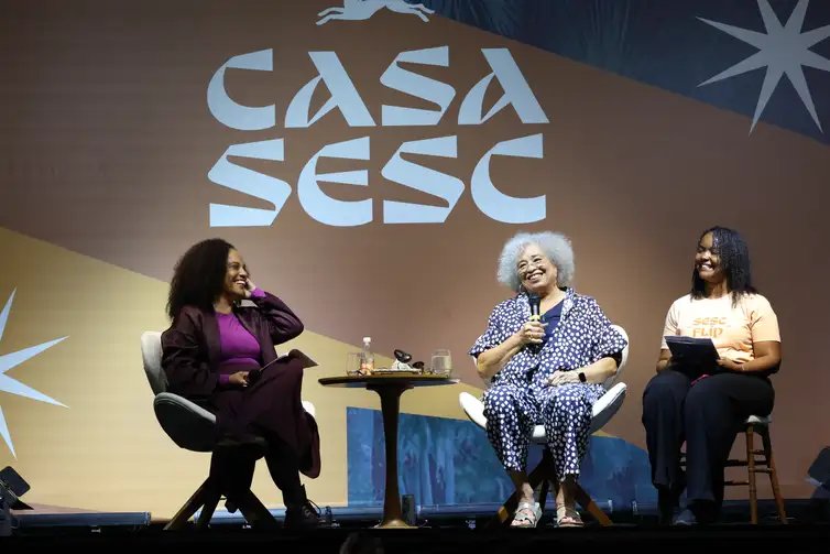 Rovena Rosa/Agência Brasil Paraty (RJ), 25/07/2026 - A filósofa e escritora Angela Davis participa da mesa América e África: uma conversa Atlântica, mediada pela jornalista Flávia Oliveira,
durante a 24ª Festa Literária Internacional de Paraty - FLIP, no Sesc RJ. Foto: Rovena Rosa/Agência Brasil