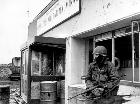 Reuters/Eduardo Farre/Arquivo/Proibida reprodução An Argentinian army soldier stands guard at an air base in Puerto Argentino during the Falkland War (Guerra de Las Malvinas) between Argentina and Britain, May 1982. Some 1,000 people died during the war that began with Argentina's invasion of the disputed islands on April 2, 1982, and ended with their expulsion by British forces on June 14, 1982. REUTERS/Eduardo Farre (FALKLANDS ISLANDS)