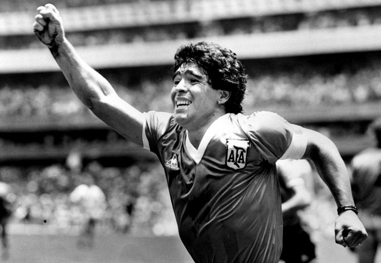 REUTERS/POOL/Ted Blackbrow/proibida reprodução O astro argentino Diego Maradona levanta o braço ao ar após marcar o gol da vitória contra a Inglaterra nas quartas de final da Copa do Mundo no México, em 22 de junho de 1986.
REUTERS/POOL/Ted Blackbrow