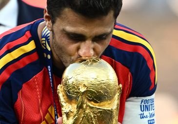 REUTERS/Dylan Martinez/Proibida reprodução Soccer Football - FIFA World Cup 2026 - Final - Spain v Argentina - New York/New Jersey Stadium, East Rutherford, New Jersey, U.S. - July 19, 2026 Spain's Rodri kisses the World Cup trophy during the trophy presentation REUTERS/Dylan Martinez