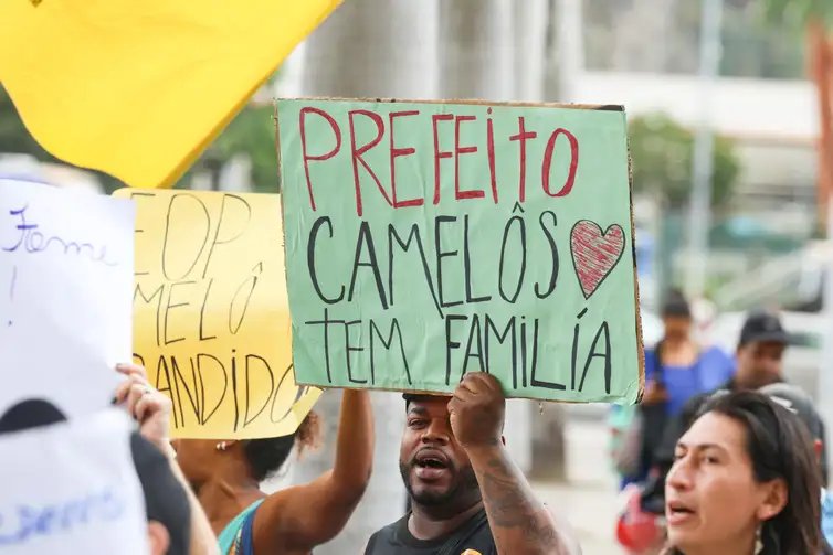 Tomaz Silva/Agência Brasil Rio de Janeiro (RJ), 08/07/2026 – Camelôs protestam contra decreto da prefeitura do Rio de Janeiro que restringe o comércio ambulante na cidade, ato ocorre em frente a prefeitura, na região central da capital fluminense. Foto: Tomaz Silva/Agência Brasil