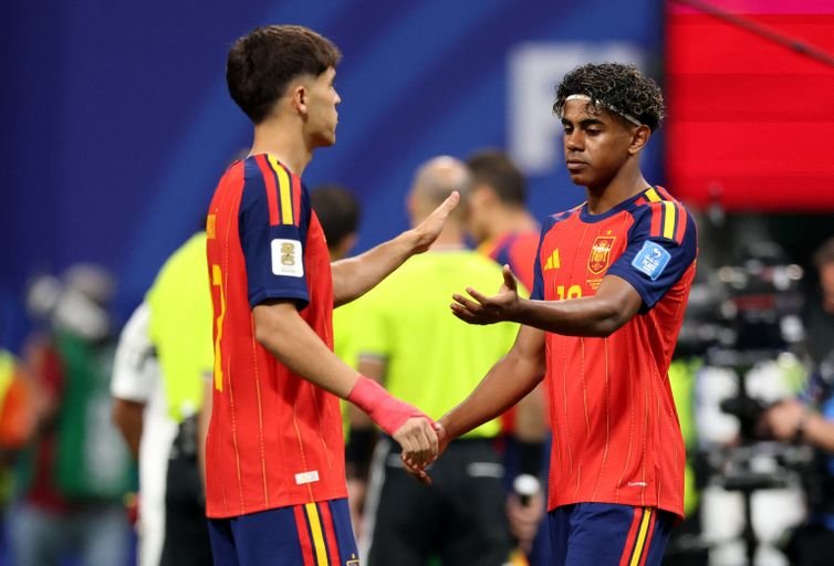 Reuters/BRETT DAVIS/Arquivo/Proibida reprodução Soccer Football - FIFA World Cup 2026 - Group H - Spain v Saudi Arabia - Atlanta Stadium, Atlanta, Georgia, U.S. - June 21, 2026 Spain's Lamine Yamal and Pau Cubarsi before the match IMAGN IMAGES via Reuters/Brett Davis