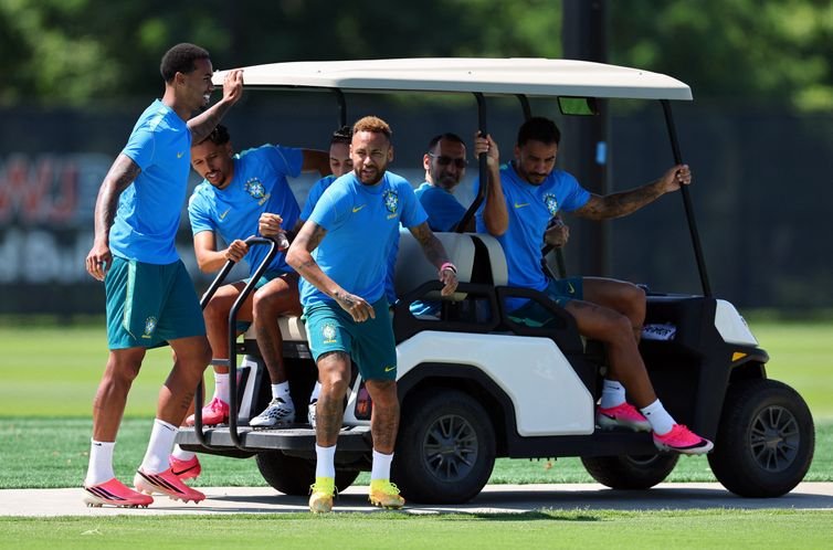 Jogadores da seleção brasileira durante treino neste sábado