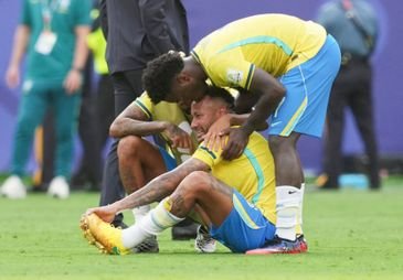 Reuters/James Lang/proibida reprodução Soccer Football - FIFA World Cup 2026 - Round of 16 - Brazil v Norway - New York New Jersey Stadium, East Rutherford, New Jersey, U.S. - July 5, 2026
Brazil's Neymar, Raphinha and Vinicius Junior look dejected after the match as Brazil are eliminated from the World Cup IMAGN IMAGES via Reuters/James Lang