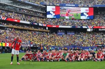 REUTERS/Dylan Martinez/Proibida reprodução Soccer Football - FIFA World Cup 2026 - Round of 16 - Brazil v Norway - New York New Jersey Stadium, East Rutherford, New Jersey, U.S. - July 5, 2026
Norway's Erling Haaland with teammates celebrate after the match as Norway qualify for the quarter finals of the World Cup REUTERS/Dylan Martinez