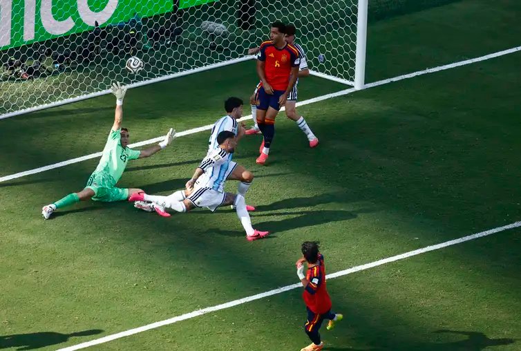 Reuters/Jeenah Moon/Proibida reprodução Soccer Football - FIFA World Cup 2026 - Final - Spain v Argentina - New York/New Jersey Stadium, East Rutherford, New Jersey, U.S. - July 19, 2026 Spain's Ferran Torres scores their first goal past Argentina's Emiliano Martinez REUTERS/Jeenah Moon