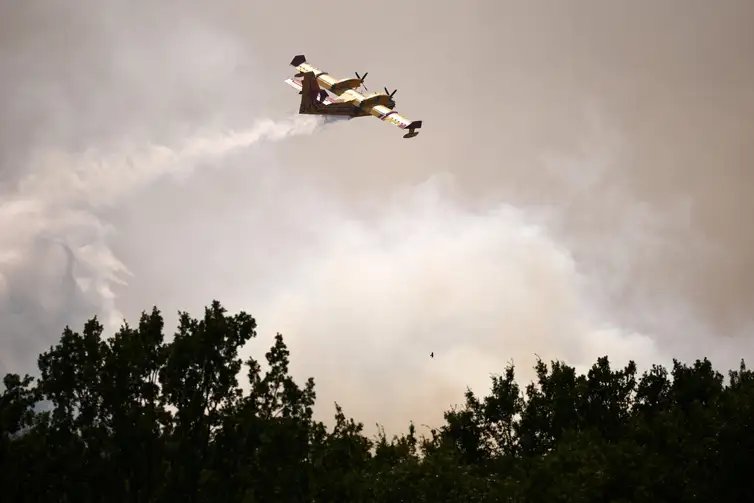 Um avião de combate a incêndios da Canadair lança água para combater um incêndio florestal na floresta comunitária de Fox-Amphoux, perto de Ponteves, no departamento de Var, à medida que as condições de seca se agravam após uma onda de calor e a escassez de água em grande parte da França
21 de julho de 2026
REUTERS/Manon Cruz/ Proibido reprodução