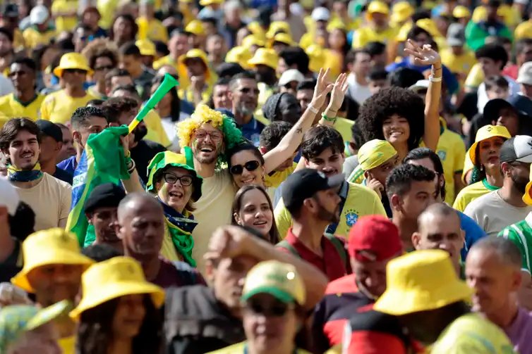 Paulo Pinto/Agência Brasil São Paulo (SP), 29/06/2026 - Torcedores assistem jogo na Fan Fest da Copa no Vale do Anhangabaú em São Paulo, para o jogo Brasil x Japão. Foto: Paulo Pinto/Agencia Brasil