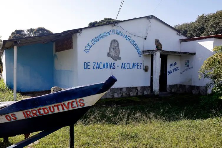 Tânia Rêgo/Agência Brasil Maricá (RJ), 30/06/2026 - Sede da Associação Comunitária de Cultura e Lazer dos Pescadores de Zacarias (ACCLAPEZ). Comunidade Pesqueira de Zacarias, tradicional colônia de pescadores artesanais. Foto: Tânia Rêgo/Agência Brasil
