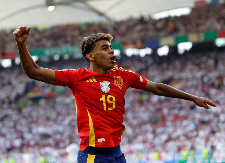 Reuters/Heiko Becker/proibida reprodução FILE PHOTO: Soccer Football - Euro 2024 - Quarter Final - Spain v Germany - Stuttgart Arena, Stuttgart, Germany - July 5, 2024 Spain's Lamine Yamal celebrates after Dani Olmo scores their first goal REUTERS/Heiko Becker/File Photo