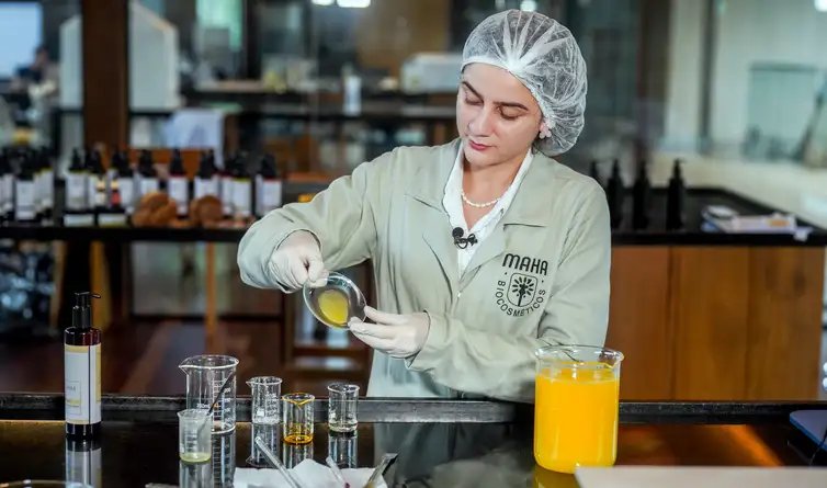 Rafa Neddermeyer/Agência Brasil 13/05/2026 - Belterra - Melissa Karen Lage, farmacêutica e sócia da Mahá Biocosméticos, durante o preparo de um dos seus produtos. Da universidade para o mercado, Melissa Silva e Bruna
de Souza criaram a Mahá Biocosméticos durante a
graduação na Universidade Federal do Oeste do Pará
(Ufopa), com a proposta de transformar ativos
amazônicos em produtos de alto valor agregado.
A marca ganhou tração em ambientes de inovação e,
desde 2021, quando foi estruturada com apoio do
programa Inova Amazônia, que garantiu R$ 36 mil, vem
ampliando sua atuação com o Sebrae, por meio da
OKA Hub, uma incubadora de startups em plena
floresta amazônica.. Foto: Rafa Neddermeyer/Agência Brasil