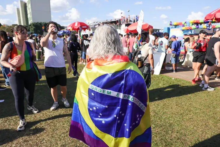 Fabio Rodrigues-Pozzebom/ Agência Brasil Brasília (DF) 26/08/2026 - A 27ª Parada do Orgulho LGBT+ de Brasília teve concentração em frente ao Congresso Nacional, na Esplanada dos Ministérios. Foto: Fabio Rodrigues-Pozzebom/ Agência Brasil