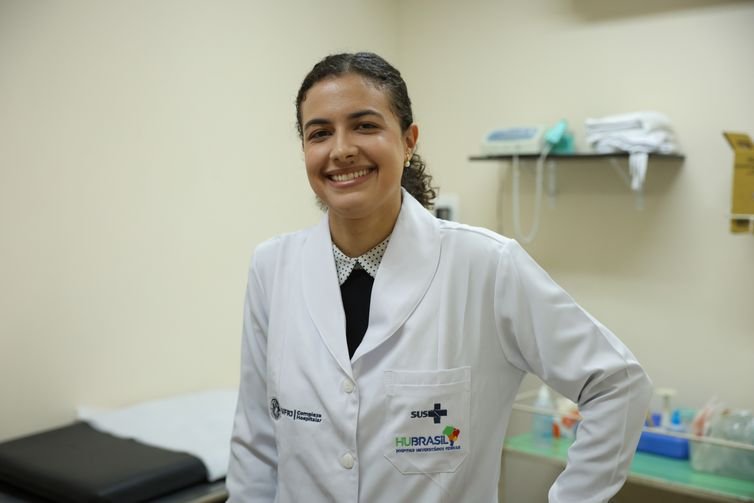 Tomaz Silva/Agência Brasil Rio de Janeiro (RJ), 26/05/2026 – A médica obstetra do ambulatório e maternidade da Maternidade Escola UFRJ, Gabriela Paiva posa para foto na instituição, na zona sul do Rio de Janeiro. Foto: Tomaz Silva/Agência Brasil