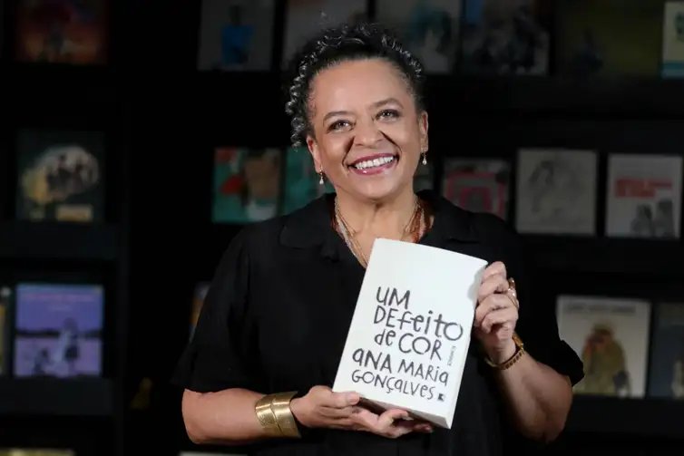 Tânia Rêgo/Agência Brasil Rio de Janeiro (RJ), 05/10/2023 - A escritora Ana Maria Gonçalves durante gravação do programa Trilha de Letras, da TV Brasil, na biblioteca da Maison de France, centro da cidade. Foto:Tânia Rêgo/Agência Brasil