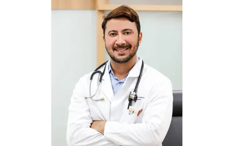 27/07/2026 - Dr. Adriano Moraes é hepatologista, doutor em Hepatologia pela Universidade de São Paulo; diretor da Sociedade Brasileira de Hepatologia (SBH) e da Federação Brasileira de Gastroenterologia (FBG), coordenador do programa de Residência em clínica médica do Hospital Santa Lúcia Sul , de Brasília-DF .  O mês de julho marca a campanha “Julho Amarelo”, destinada a promover conscientização da população sobre a prevenção, diagnóstico e tratamento das hepatites virais.
A hepatite é uma inflamação que agride o fígado, e pode ser causada principalmente por vírus, pelo uso de alguns medicamentos, álcool em excesso e outras drogas. Foto:  Sociedade Brasileira de Hepatologia (SBH)/Divulgação
