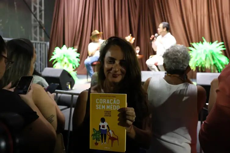 Salvador (BA), 07/08/2026 - O escritor Itamar Vieira Junior lança o livro Coração sem medo durante a 10ª Festa Literária Internacional do Pelourinho - Flipelô, no Largo do Pelourinho, centro histórico da capital baiana. Foto: Rovena Rosa/Agência Brasil