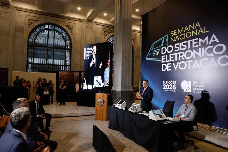Rio de Janeiro (RJ), 03/08/2026 – O secretário de tecnologia da informação do Tribunal Regional Eleitoral Michel Kovacs apresenta a estrutura interna, mecanismos de segurança e testes da urna eletrônica para as Eleições de 2026. Foto: Fernando Frazão/Agência Brasil