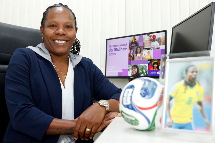 Bruno Peres/Agência Brasil Brasília (DF), 12/03/2026 - Mulheres no Futebol. Formiga, ex-jogadora da Seleção Brasileira de Futebol, atualmente atua no cargo de Diretora de Políticas de Futebol e de Promoção do Futebol Feminino no Ministério do Esporte. Foto: Bruno Peres/Agência Brasil