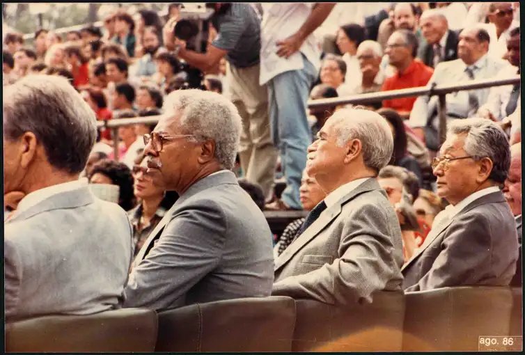 SAH_DAD_COC_FIOCRUZ Cerimônia de reintegração dos pesquisadores cassados à Fiocruz. Da esquerda para direita: Hugo de Souza Lopes, Sebastião José de Oliveira, Fernando Braga Ubatuba e Massao Goto.