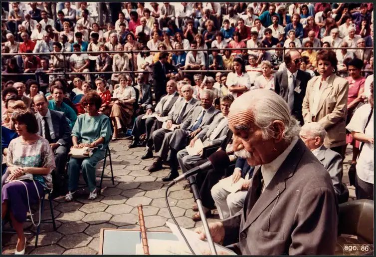 SAH_DAD_COC_FIOCRUZ Haity Moussatché discursando na Cerimônia de reintegração dos pesquisadores cassados à Fiocruz.