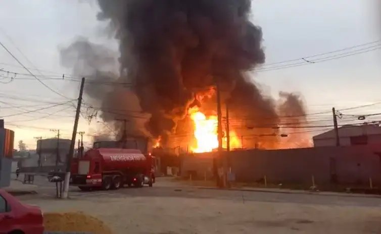 Corpo de Bombeiros São Paulo - 04/08/2026 - Incêndio de grandes proporções atinge indústria química em Itaquaquecetuba (SP). Foto: Corpo de Bombeiros