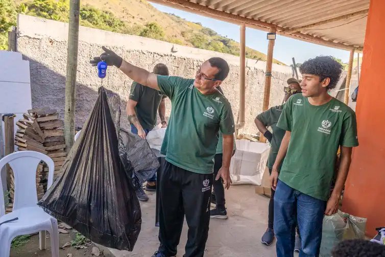 Rio de Janeiro (RJ), 22/08/2026 – Cozinha das Caranguejeiras, em Magé (RJ), transforma a ubarana em renda para as mulheres da comunidade.
Desde janeiro, pescadores artesanais e catadores de caranguejos retiraram 12 mil kgs de resíduos do Rio Suruí e de suas margens com a Operação LimpaOca.
Foto: Rodrigo Campanário/Divulgação