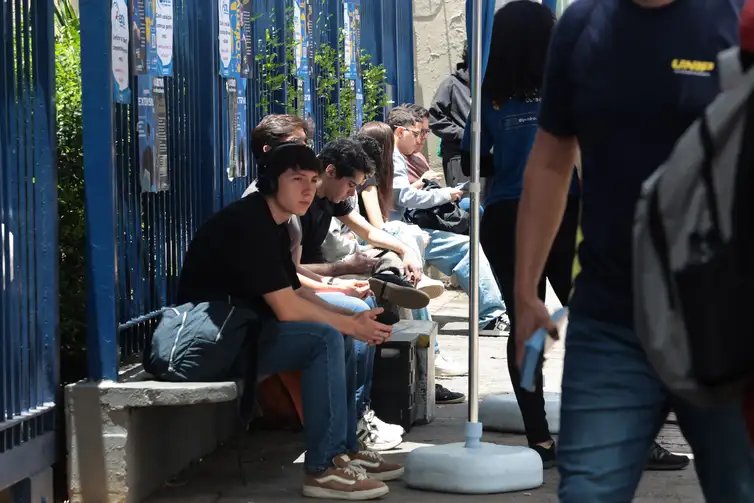 São Paulo (SP), 09/11/2025 - Estudantes no primeiro dia de provas do ENEM na UNIP Vergueiro em São Paulo. Foto: Paulo Pinto/Agência Brasil.
