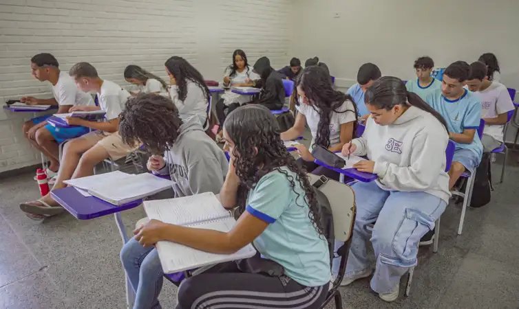 Brasília (DF), 25/06/2026 – Alunos do ensino médio do CED 16, na Ceilândia, aproveitam o segundo semestre letivo para intensificar a preparação em sala de aula visando o Exame Nacional do Ensino Médio (Enem), vestibulares, Programa de Avaliação Seriada (PAS/UnB) e outros processos seletivos de ingresso no ensino superior
Foto: Rafa Neddermeyer/Agência Brasil