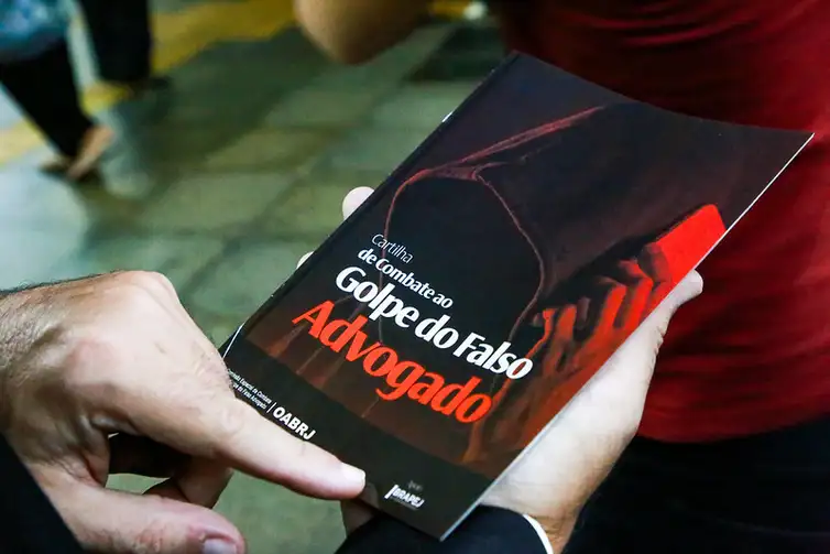 OABRJ realiza ação de conscientização contra o golpe do falso advogado. Foto: OAB/RJ
