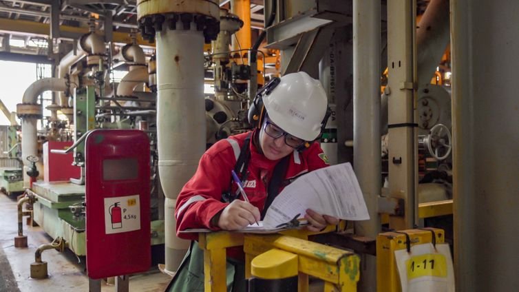 28/05/2026 - Pré-sal da Bacia de Santos -Esta é a P-67, uma unidade gigante do tipo FPSO (sistema flutuante de produção, armazenamento e transferência) que opera no pré-sal da Bacia de Santos. Com impressionantes 353 mil toneladas, 288 metros de comprimento, 54 metros de largura e 31 metros de altura, essa estrutura colossal tem capacidade para processar diariamente até 150 mil barris de petróleo e comprimir até 6 milhões de m³ de gás natural. Mostrar o cotidiano, a segurança e a dedicação dos profissionais que trabalham embarcados nessa superestrutura é uma forma de valorizar quem constrói a nossa história todos os dias.

Como parte ativa do Programa Pró-Equidade de Gênero e Raça, a Petrobras reafirma o compromisso de construir um ambiente de trabalho mais inclusivo e representativo, quebrando barreiras históricas no setor offshore e impulsionando a equidade tanto em terra quanto mar afora. Foto: Rafa Neddermeyer/Agência Brasil