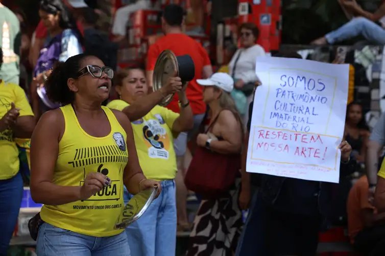 Rio de Janeiro (RJ), 04/08/2026 – O movimento Unido dos Camelôs faz ato contra o decreto Tolerância Zero, da prefeitura do Rio de Janeiro, em defesa do direito ao trabalho dos vendedores ambulantes, na Escadaria Selarón, no centro da capital fluminense. Foto: Tomaz Silva/Agência Brasil
