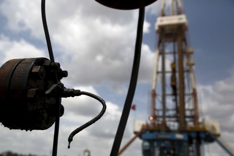 Petróleo na Venezuela
FILE PHOTO: Crude oil drips from a valve at an oil well operated by Venezuela's state oil company PDVSA, in the oil rich Orinoco belt, near Morichal at the state of Monagas April 16, 2015. Picture taken on April 16, 2015. REUTERS/Carlos Garcia Rawlins/File Photo