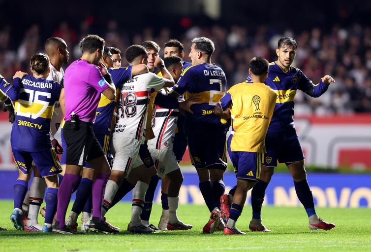 Soccer Football - Copa Sudamericana - Quarter Final - Second Leg - Sao Paulo v Boca Juniors - Cicero Pompeu de Toledo Stadium, Sao Paulo, Brazil - September 15, 2026 Players clash after the match REUTERS/Alex Silva