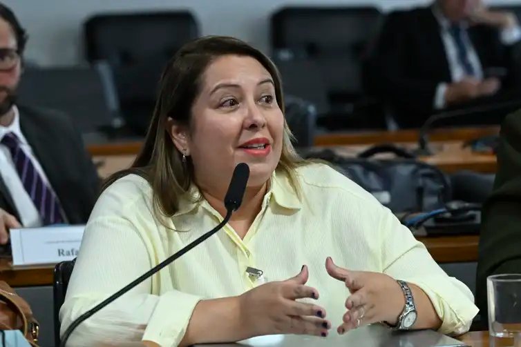 Brasília (DF), 06/07/2026 - Conselho de Comunicação Social (CCS) promove audiência pública interativa sobre a segurança dos profissionais de Comunicação na cobertura das Eleições Gerais de 2026. Em pronunciamento, à bancada, conselheira Samira de Castro. Foto: Geraldo Magela/Agência Senado