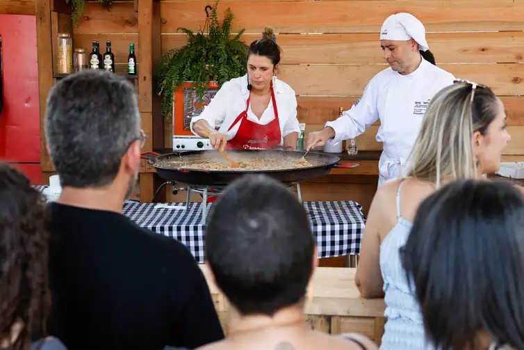 Fernando Frazão/Agência Brasil Tiradentes (MG), 29/08/2026 – A chef Juju Guerra cozinha ao vivo para o público no Festival Cultura e Gastronomia de Tiradentes, em sua 29ª edição, na praça Santíssimo. Foto: Fernando Frazão/Agência Brasil
