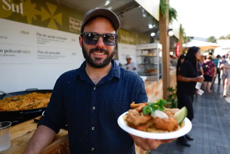 Fernando Frazão/Agência Brasil Tiradentes (MG), 30/08/2026 – O chef Rafael Pires, do restaurante Ilhote Sul, serve pratos com frutos do mar no Festival Cultura e Gastronomia de Tiradentes, na praça Santíssimo. Foto: Fernando Frazão/Agência Brasil