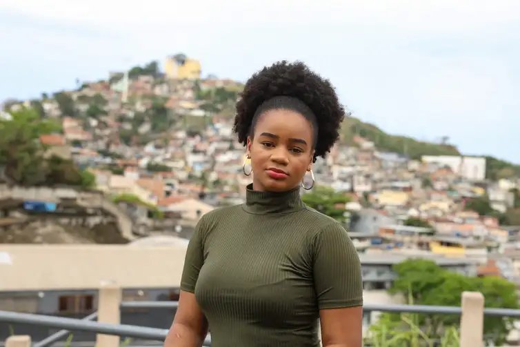 Tomaz Silva/Agência Brasil Rio de Janeiro (RJ), 31/08/2026 – A ativista e pesquisadora Letícia Vitória Silva Guimarães posa para fotografia no Complexo do Alemão, na zona norte do Rio de Janeiro. Foto: Tomaz Silva/Agência Brasil