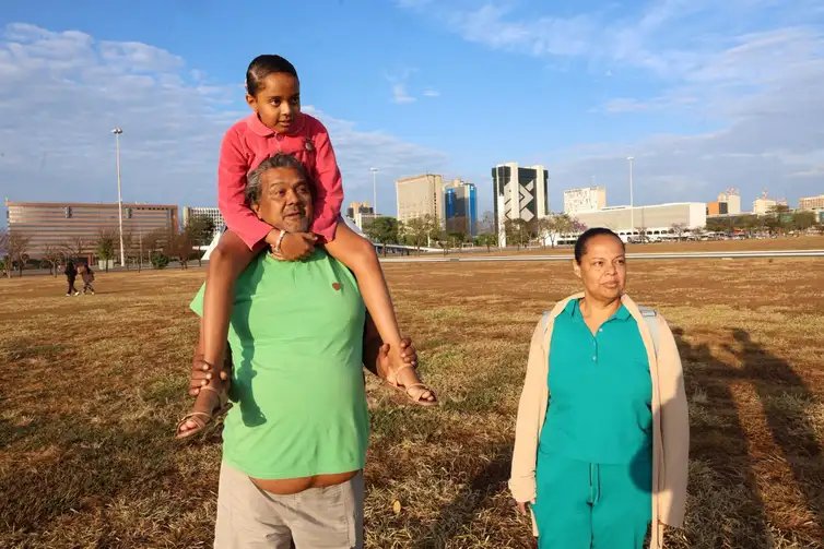 Brasília (DF), 07/09/2026 - Jorge Fernandes, Adabel Faina e a filha Maria Alice chegaram cedo para acompanhar o Desfile da Independência - 7 de Setembro. Foto: Lula Marques/Agência Brasil