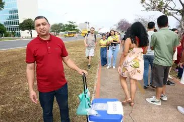Lula Marques/Agência Brasil Brasília (DF), 07/09/2026 - Samuel dos Santos, vende água e coco durante o Desfile da Independência - 7 de Setembro. Foto: Lula Marques/Agência Brasil