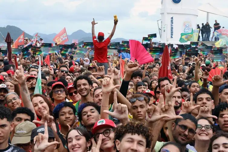 Rio de Janeiro (RJ), 18/10/2026 - Ato pela Democracia com participação de dezenas de artistas que apoiam a reeleição do presidente da República Luiz Inácio Lula da Silva, na orla de Copacabana. Foto: Rovena Rosa/Agência Brasil