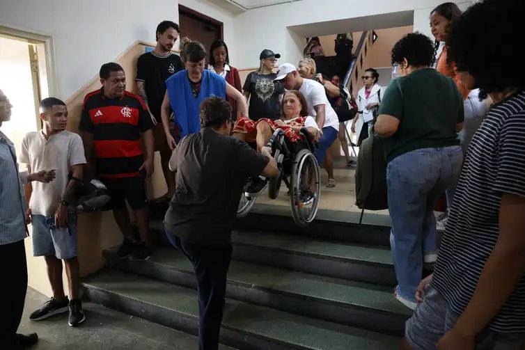 Rio de Janeiro (RJ), 04/10/2026 - A psicóloga Maria Lidia Gomes de Mattos vota na zona eleitoral do Colégio Estadual Amaro Cavalcante, no Largo do Machado. - Foto: Rovena Rosa/Agência Brasil