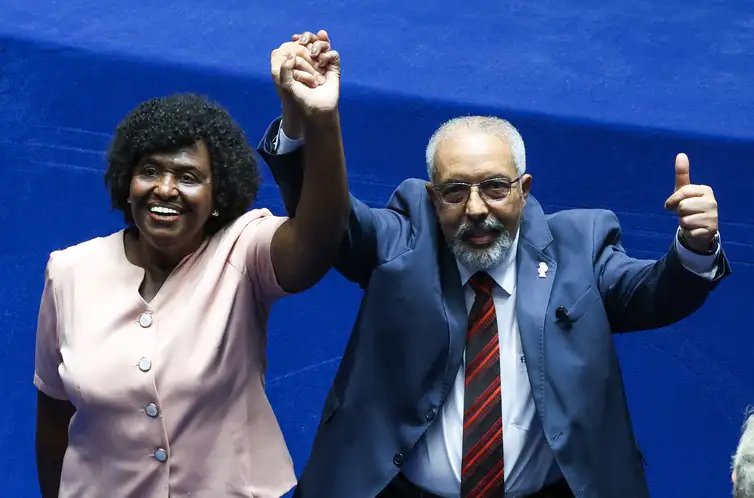 Lula Marques/Agência Brasil. Brasília – DF – 16/10/2026 -O presidente do Senado, Davi Alcolumbre, Presidente da Câmara dos Deputados, Hugo Motta e Presidente, Luiz Inácio Lula da Silva, durante promulgação da Proposta de Emenda à Constituição (PEC 221), que acaba com a escala um dia de descanso a cada seis de trabalho no país, a escala 6x1.(Deputadões Benedita da Silva e Senador Paulo Paim) Lula Marques/Agência Brasil.