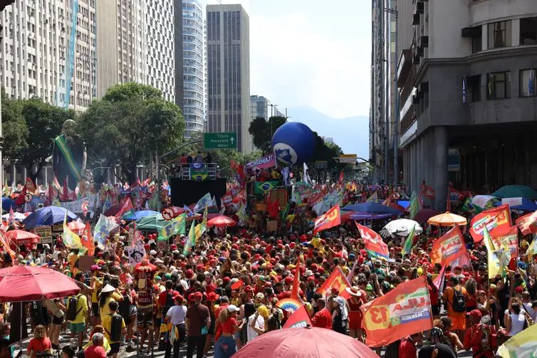 Rio de Janeiro (RJ), 18/10/2027 - Manifestação em apoio a reeleição do presidente da República Luiz Inácio Lula da Silva, organizada pela Juventude na Rua pela Democracia, na Candelária. Foto: Rovena Rosa/Agência Brasil