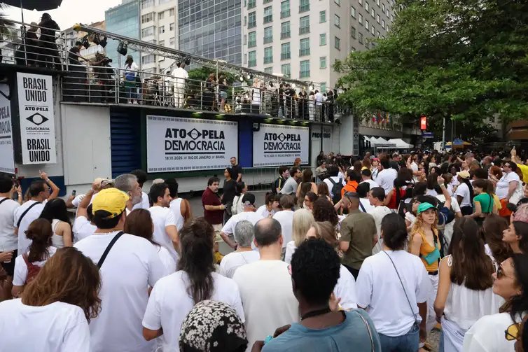 Rio de Janeiro (RJ), 18/10/2026 - Ato pela Democracia com participação de dezenas de artistas que apoiam a reeleição do presidente da República Luiz Inácio Lula da Silva, na orla de Copacabana. Foto: Rovena Rosa/Agência Brasil