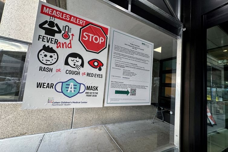 Placa de alerta sobre o sarampo afixada na entrada do Cohen Children's Medical Center, em New Hyde Park, Nova York, EUA
14 de março de 2025
REUTERS/Shannon Stapleton