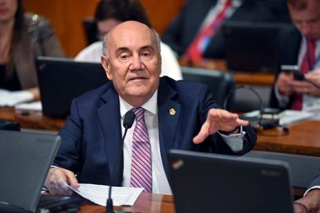 Brasília (DF), 12/04/2018 - Senador Flexa Ribeiro participa da reunião da Comissão de Assuntos Econômicos (CAE) realiza audiência pública interativa destinada a debater a questão orçamentária e os reflexos econômicos da crise da segurança pública. Foto: Jefferson Rudy/Agência Senado