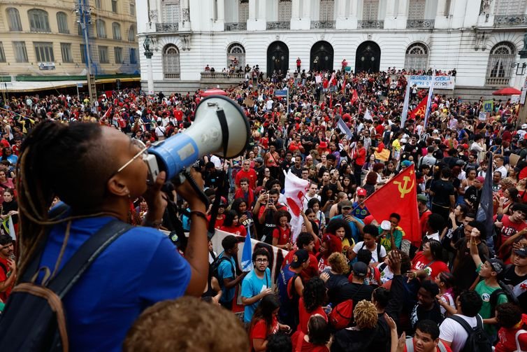 Rio de Janeiro (RJ), 07/10/2026 – Milhares de estudantes participam de manifestação em apoio à reeleição do presidente da República, Luiz Inácio Lula da Silva, no centro da cidade. Foto: Fernando Frazão/Agência Brasil