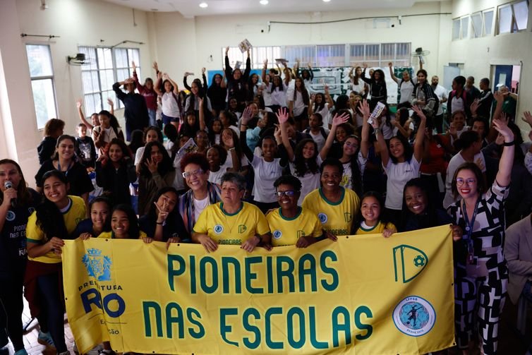 Rio de Janeiro (RJ), 21/10/2026 – Ex-jogadoras da seleção brasileira feminina de futebol Marisa, Fia e Pelé participam de atividades com alunas da rede pública de ensino na Escola Municipal Juan Antônio Samaranch, com o projeto Pioneiras nas Escolas. Foto: Fernando Frazão/Agência Brasil