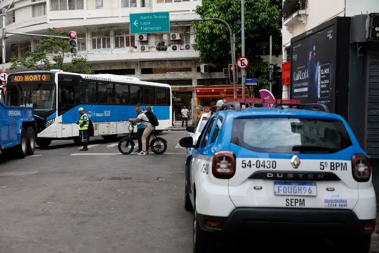Rio de Janeiro (RJ), 28/10/2025 – Durante operação policia contra o Comando Vermelho, bandidos renderam motorista da linha 409 na Rua do Riachuelo, na Lapa, e obrigaram a atravessar na via, levando a chave. Foto: Fernando Frazão/Agência Brasil