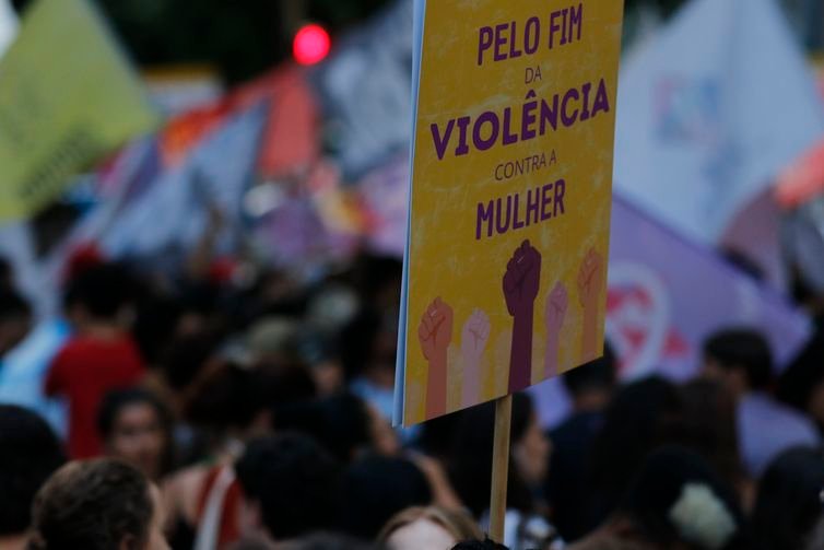 Rio de Janeiro (RJ), 08/03/2023 - Mulheres fazem passeata no Dia Internacional da Mulher - 8M, por direitos e contra a violência e o feminicídio, no centro da cidade. Foto: Fernando Frazão/Agência Brasil